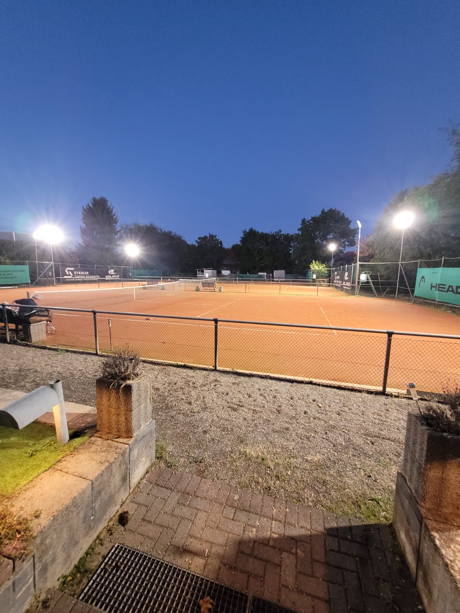 Tennisanlage mit Flutlicht
