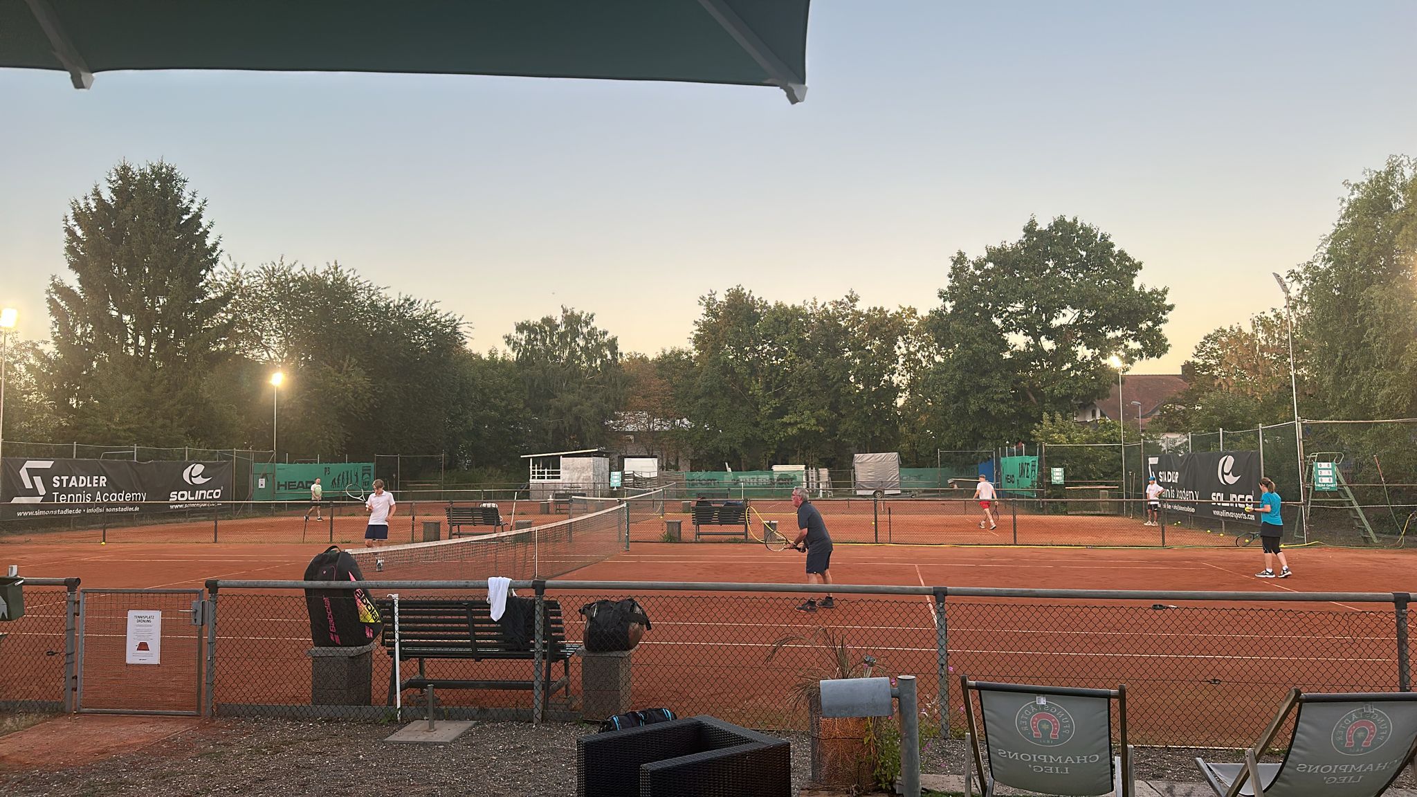 Tennisplätze am Abend unter Flutlicht