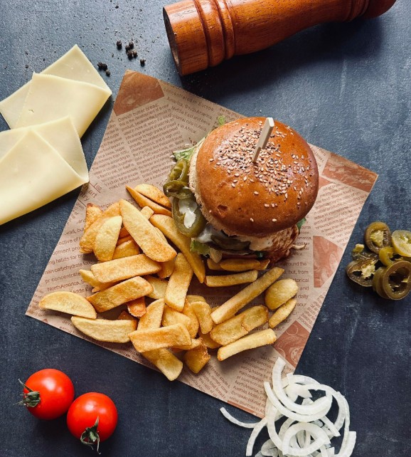 Burger mit Pommes aus der Gaststätte